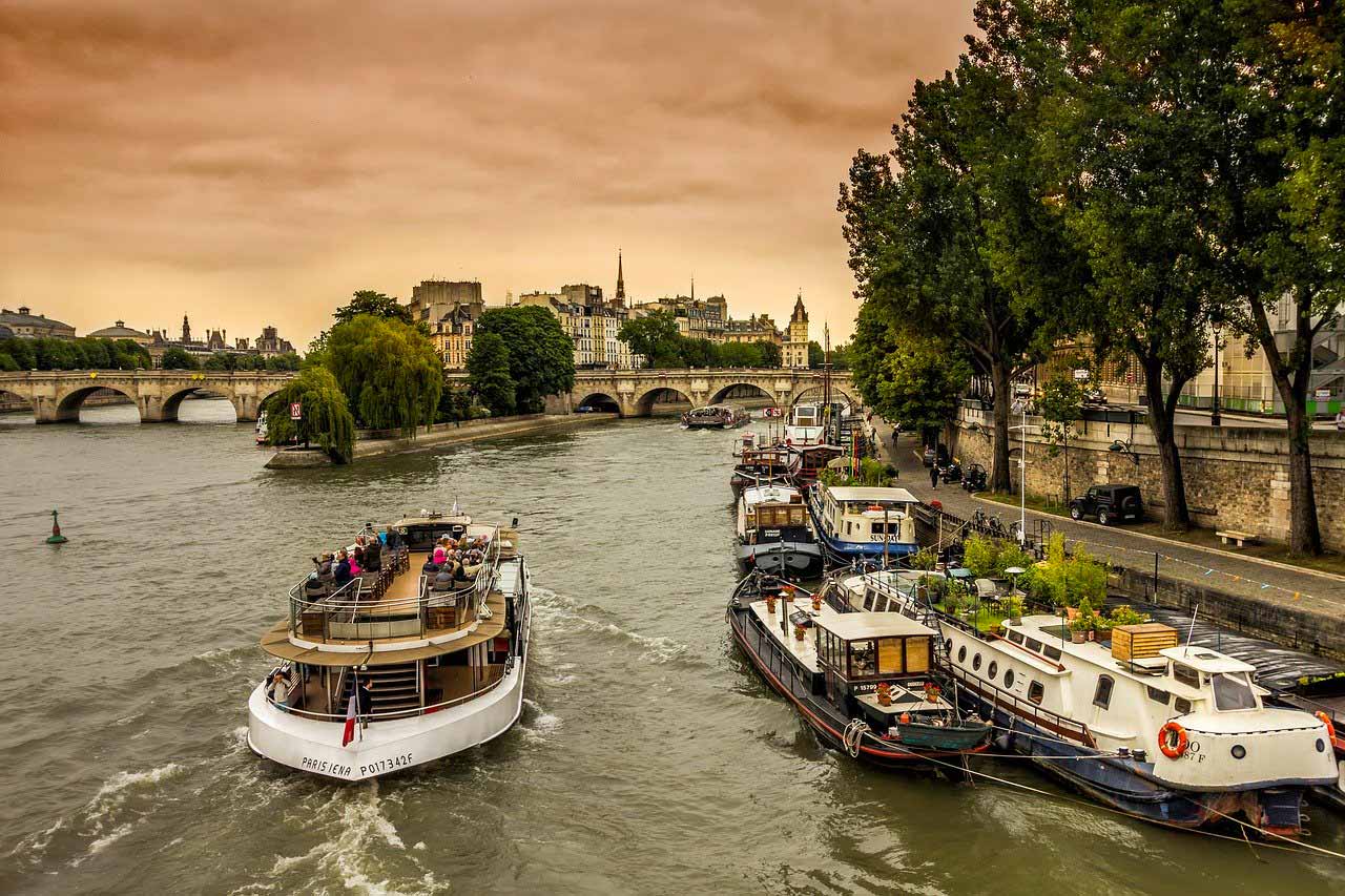 Péniche sur la seine