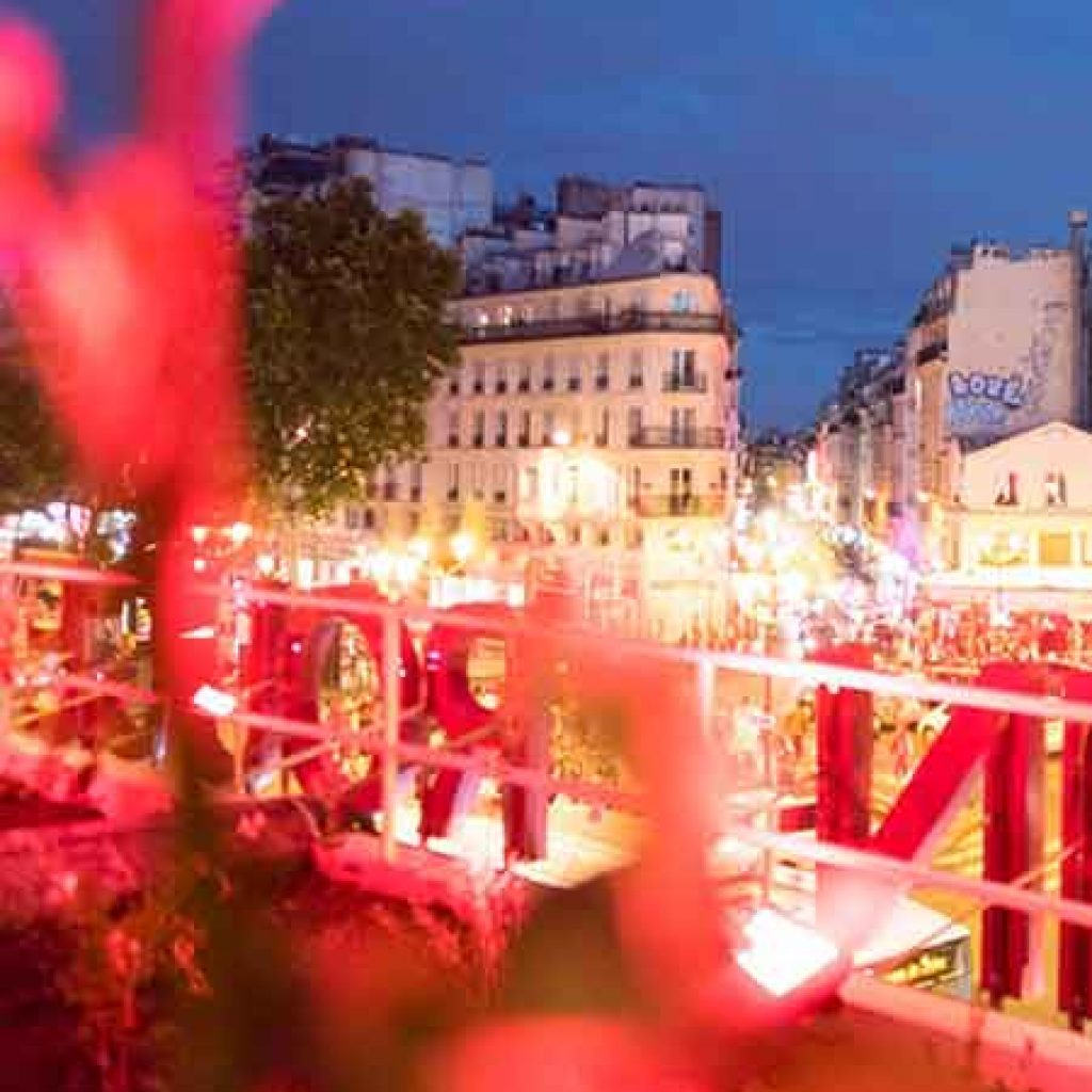 Niché au dessus du Moulin Rouge, le Bar à Bulles se caractérise comme étant l’un des plus secrets de la capitale.