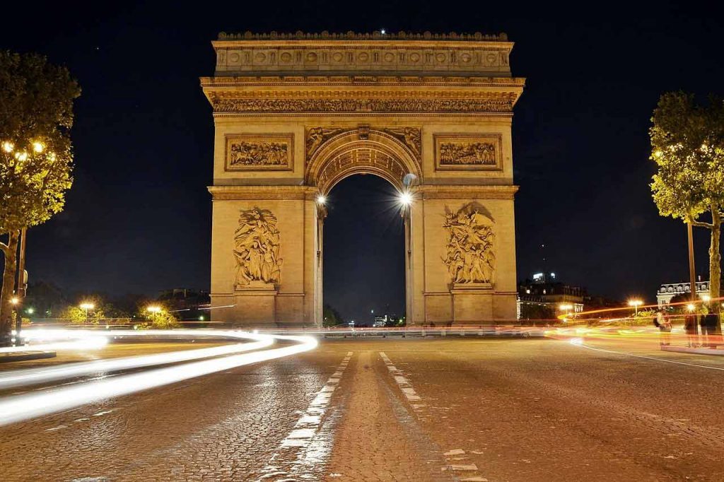 Ce 31 décembre l'arc de Trimphe vous offre un spectacle son et lumière unique. Le tout accompagné d'un feu d'artifice grandiose.