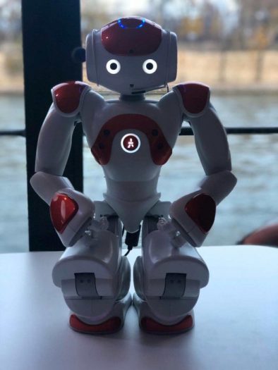 Le robot nao petit et mignon